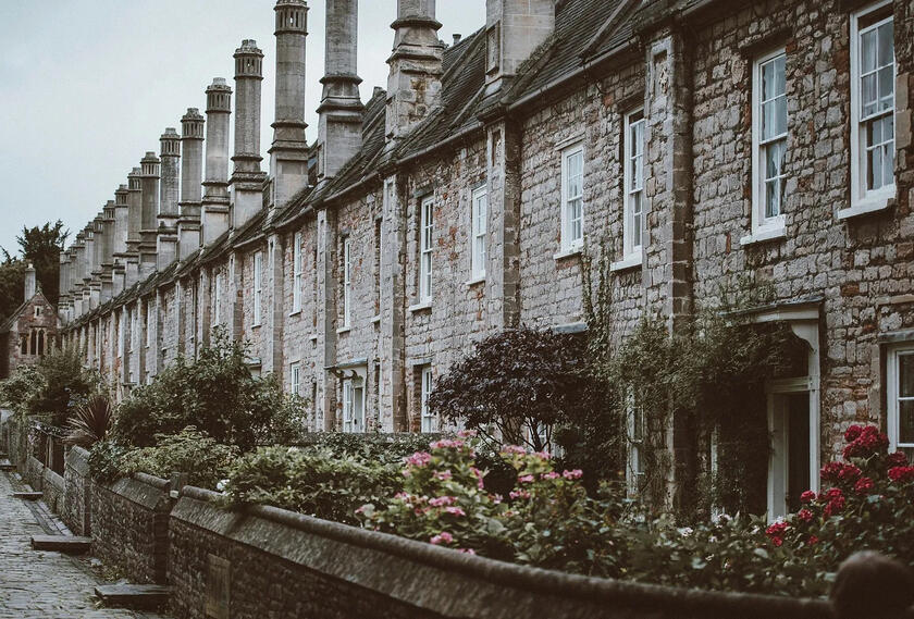 Navigating the Housing Market in 2024: Should You Buy, Rent, or Wait?